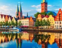 Passa på att besöka den UNESCO listade hansastaden Lübeck och utforska dess historiska centrum.