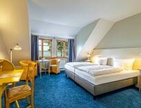 Hotellets bekväma dubbelrum är inredda i en härlig lantlig stil och utgör en bra bas under er semester.