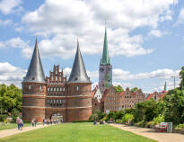 Spennende severdigheter i nærheten, blant annet Holstentor, shopping og den berømte Lübeck-marsipanen.