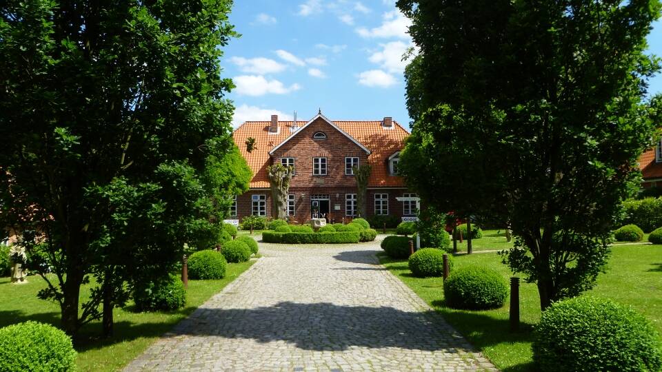 Romantik Hotel Friederikenhof är trivsamt inrett i den vackra herrgården belägen ca 10 km söder om Lübeck.