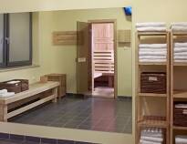 På hotellet er der både sauna og fitnessrum; få pulsen op fra morgenstunden og slap af i saunaen bagefter.