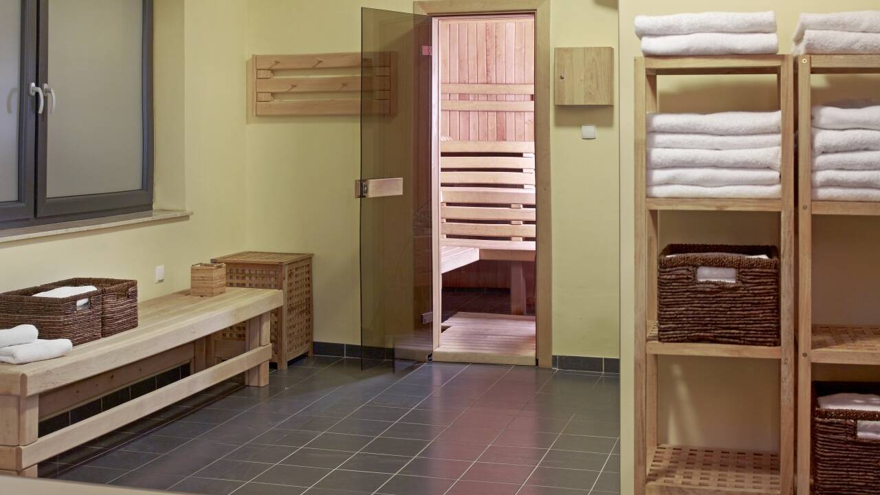 På hotellet er der både sauna og fitnessrum; få pulsen op fra morgenstunden og slap af i saunaen bagefter.