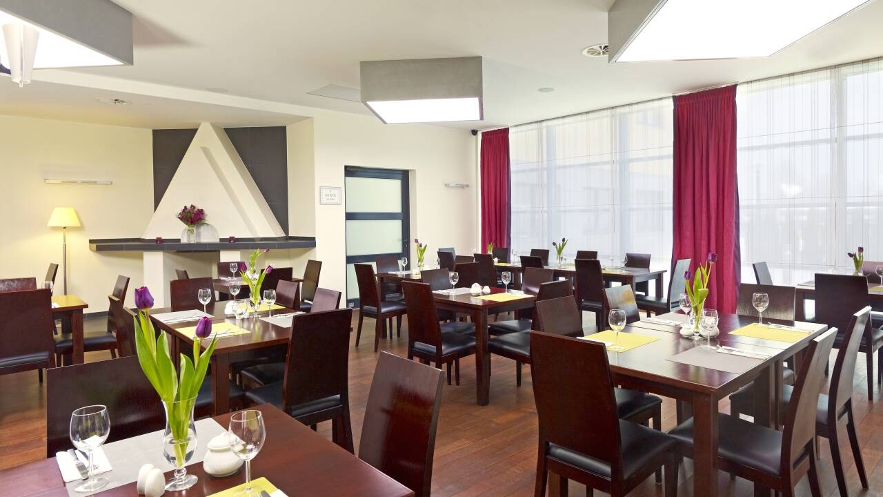 Hotellets restaurant har både internationale og lokale retter på menuen og her kan I både spise morgen- og aftensmad.