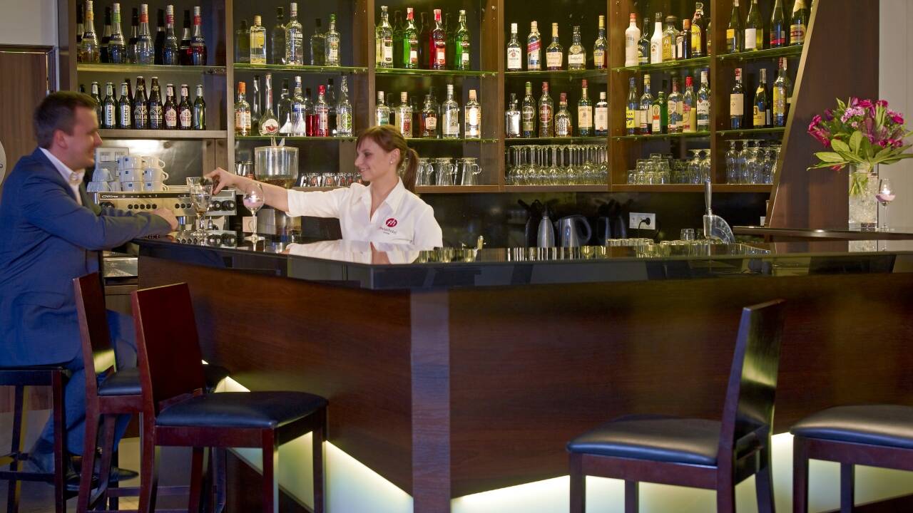 Focus Hotel Danzig hat auch eine eigene Bar, wo die Gäste einen Drink nach einem anstrengenden Tag genießen können.