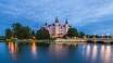 Åk på utflykt till Wismars vackra UNESCO listade Altstadt och det imponerande slottet i Schwerin.