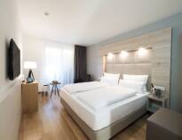 Die modernen, komfortablen Zimmer haben eine entspannte Atmosphäre und sind ein idealer Ausgangspunkt für Ihren Aufenthalt.