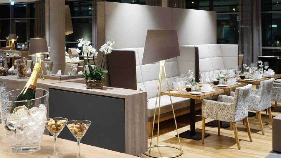 Genießen Sie ein gutes Glas Wein zum Essen im hoteleigenen, wunderschönen und stilvoll eingerichteten Restaurant Tafelhuus.