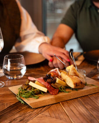 På hotellet serveres lækker, let tapas - det perfekte match til et glas vin eller en øl.