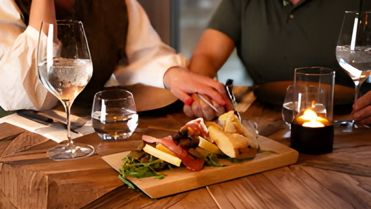 Nyd en dejlig middag på hotellet, hvor menukortet har rødder i det nordiske køkken.