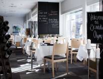 Hotellets restaurang erbjuder goda nordiska rätter i en elegant miljö.