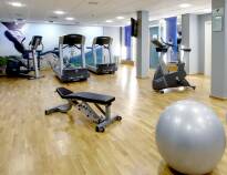 I hotellets eget fitnessrum kan I få pulsen op ved hjælp af moderne fitnessredskaber.