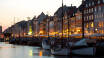 Hitta en plats i Nyhavn och njut av stadens puls.