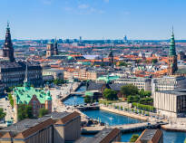 Cirka 10 kilometer från hotellet hittar ni Köpenhamn, som har allt vad en storstad kan erbjuda.
