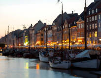 Find et sted i Nyhavn og nyd det pulserende liv.