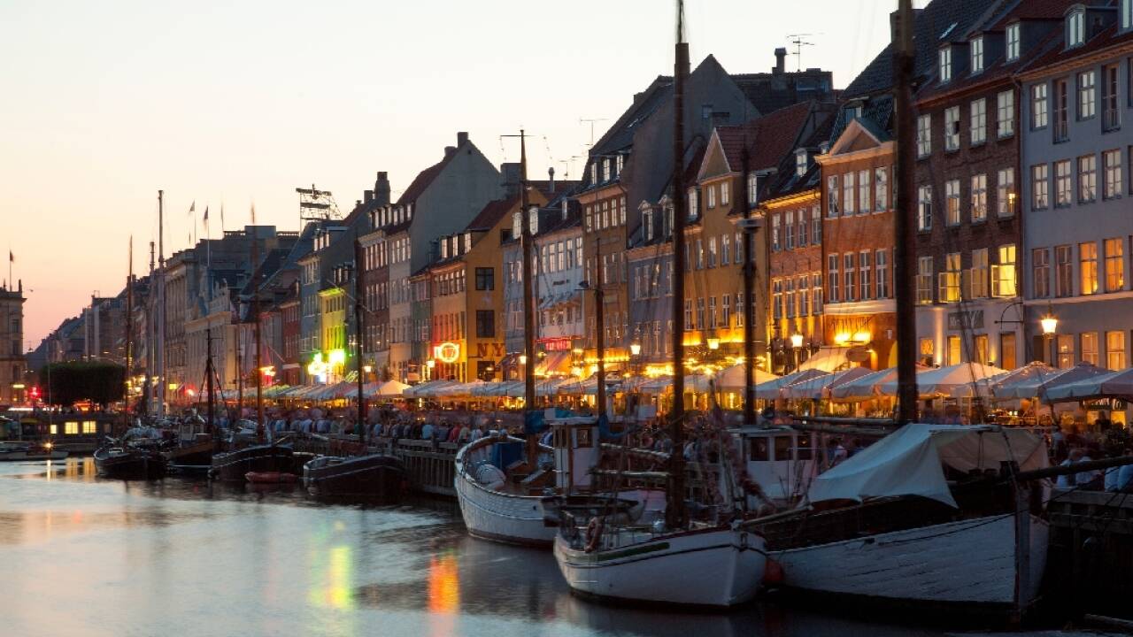 Find et sted i Nyhavn og nyd det pulserende liv.