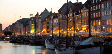 Find et sted i Nyhavn og nyd det pulserende liv.