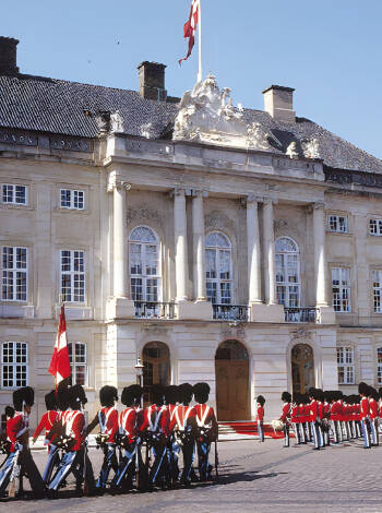 Stop by our royal family's magnificent mansion and experience the royal atmosphere.