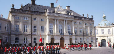 Tag vägen förbi kungafamiljens praktfulla slott och upplev atmosfären där.