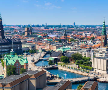Omtrent 10 kilometer fra hotellet finner dere København, som har alt som en storby kan by på.