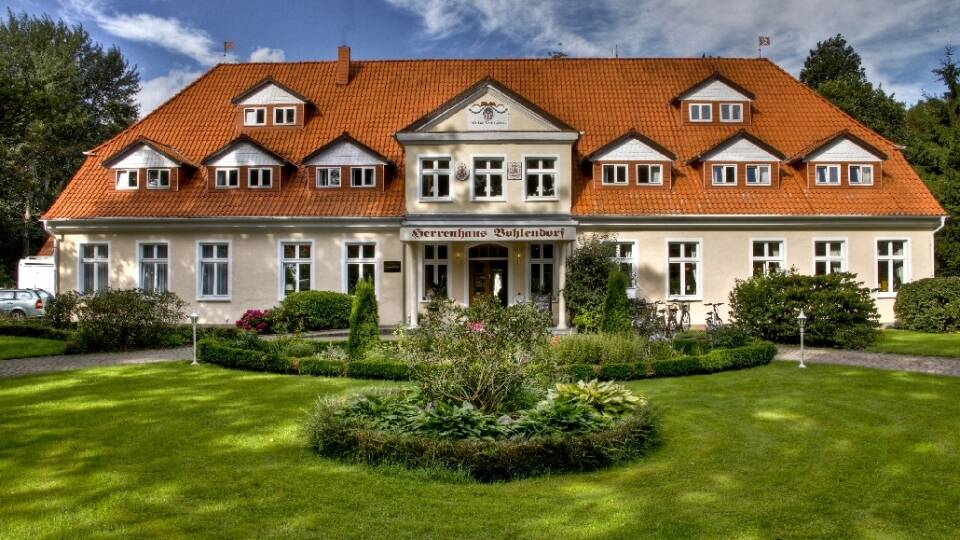 Landhotel Herrenhaus Bohlendorf ligger omgivet av härlig natur  nära de fina vita sandstränderna