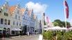 Den charmerende kanalby Friedrichstadt byder på småbutikker og restauranter. Nyd en tur i byen med familien.