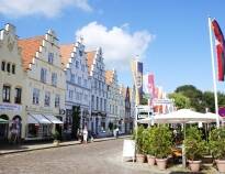 Den charmerende kanalby Friedrichstadt byder på småbutikker og restauranter. Nyd en tur i byen med familien.