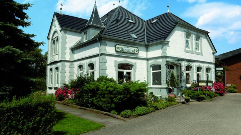 Hotel Ulmenhof ligger i centrum af den lille by Bredstedt, hvor fra I kan opleve Nordtysklands mange seværdigheder.