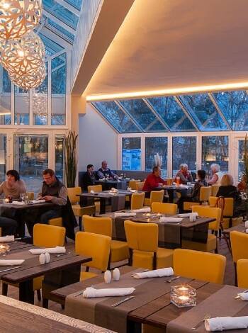 Hotellets mysiga restaurang Sonnenrose  har ett brett urval av rätter på kvällsmenyn.