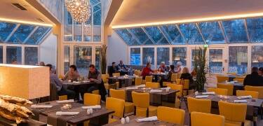 Hotellets restaurant, Sonnenrose, serverer et bredt utvalg av regionale og internasjonale retter.