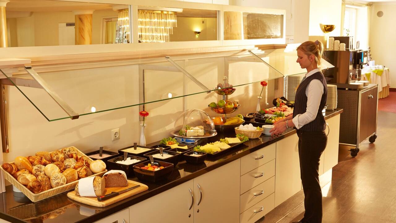Der Morgen beginnt gut mit einem großzügigen Frühstücksbuffet. Genießen Sie frisches Brot, Aufschnitt, Käse, Obst und warme Speisen.