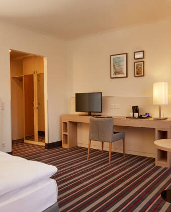 Die Zimmer sind dank Schallisolierung ruhig, und mit kostenlosem WLAN im gesamten Hotel haben Sie alles, was Sie für einen angenehmen Aufenthalt benötigen.
