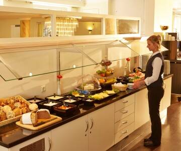 Morgenen starter godt med en lækker morgenmadsbuffet. Nyd friskbagt brød, pålæg, ost, frugt og varme retter.