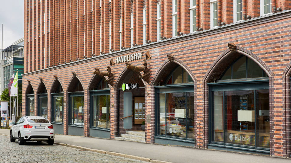 H+ Hotel Lübeck enjoys a superb location in the heart of Lübeck, close to the Holstentor and the charming UNESCO-listed Altstadt.