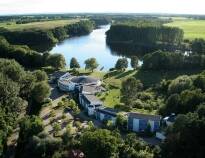 Das Hotel liegt direkt am Gabelsee in der natürlichen schönen Umgebung 