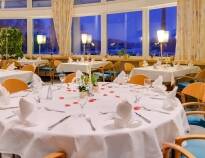 Hotellets egen restaurant ”Tafelspizz”, byr på mye god mat i flotte omgivelser med utsikt over sjøen.