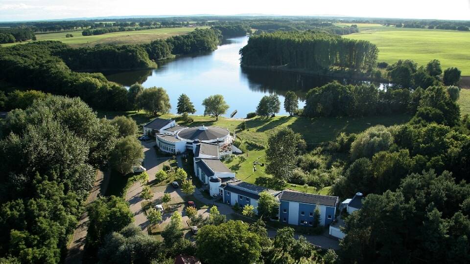 Dette hotel ligger direkte ved Gabelsee i det naturskønne ”Märkische Schweiz” i Brandenburg, ca. 70 km. øst for Berlin.