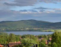Med den betagende og smukke udsigt fra hotellet kan I se tværs over søen Siljan.