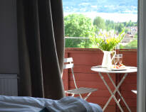 Mange av hotellets dobbeltrom har en balkong med en fenomenal utsikt over innsjøen Siljan.