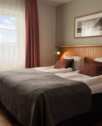 Hotellrummen har moderna bekvämligheter och en hemtrevlig känsla.