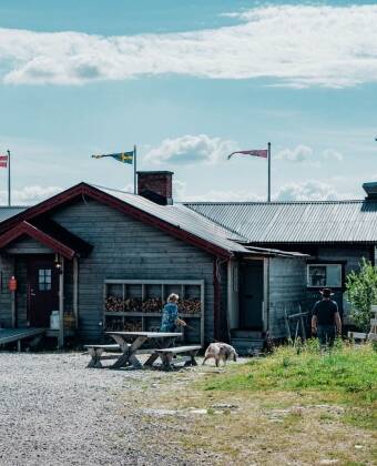 Ta linbanan till Funäsdalens högst belägna restaurang (Toppstugan, 957 m över havet) och njut av utsikten.