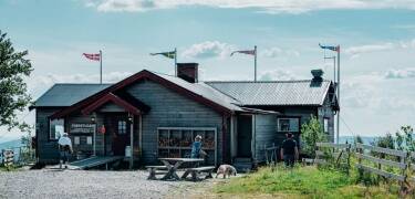 Ta linbanan till Funäsdalens högst belägna restaurang (Toppstugan, 957 m över havet) och njut av utsikten.