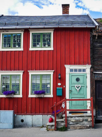 Machen Sie einen Ausflug ins nahe gelegene Norwegen. Das Bergdorf Røros, UNESCO-Weltkulturerbe, ist nur 70 km entfernt.