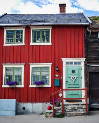 Närheten till norska gränsen gör gränsöverskridande utflykter enkla. Røros ligger 70 km bort och är ett UNESCO-världsarv