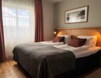 Hotelværelserne har moderne faciliteter og en hyggelig atmosfære.