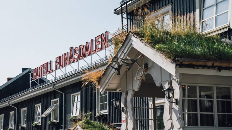 Hotell Funäsdalen ligger i en livlig by tæt på butikker og caféer, men også tæt på naturen. Perfekt til en aktiv sommerferie.