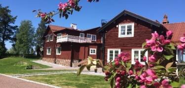 Hotellet erbjuder idag modern komfort, men dess rötter och atmosfär är djupt förankrade i mer än ett sekel av lokal historia.