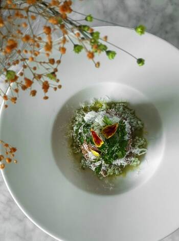 Nyd velsmagende retter inspireret af svenske råvarer og sæsonens bedste ingredienser i hotellets restaurant.