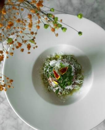 Genießen Sie köstliche Gerichte, inspiriert von schwedischen Produkten und den besten Zutaten der Saison, im Restaurant des Hotels.