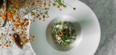 Nyt deilige retter inspirert av svenske råvarer og de beste sesongbaserte ingrediensene på hotellets restaurant.