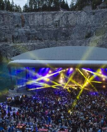 Dalhalla ist eine besondere Konzertarena, die in einem alten Kalksteinbruch eingerichetet wurde. Sie ist für ihre phänomenale Akustik bekannt.